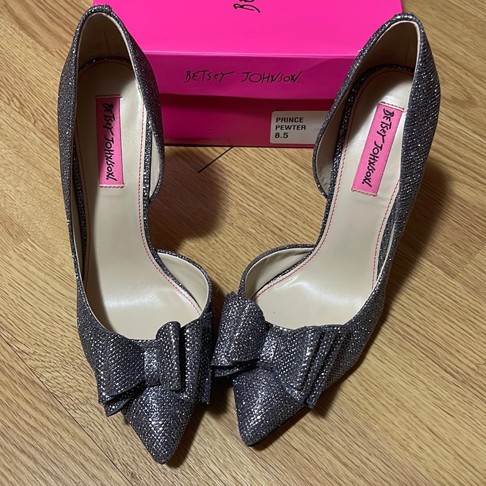 BETSEY JOHNSON PRINCE PEWTER PUMPS!!